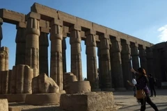 Khách du lịch tham quan đền Luxor ở thành phố cổ Luxor của Ai Cập ngày 5/11. (Nguồn: AFP/TTXVN)