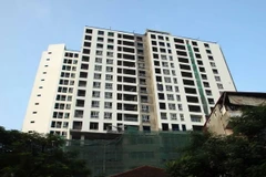 Tòa nhà 8B Lê Trực nhìn từ góc phố Nguyễn Thái Học. (Ảnh: Tuấn Anh/TTXVN)