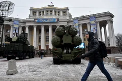 Hệ thống tên lửa đất đối không S-300 của Nga trưng bày tại Quảng trường Suvorovskaya ở trung tâm thủ đô Moskva ngày 8/12, nhân kỷ niệm lần thứ 100 Ngày thành lập Lực lượng phòng không Nga. (Nguồn: AFP/TTXVN)