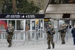 Binh sỹ Pháp tuần tra tại khu vực Tháp Eiffel ở Paris ngày 14/11. (Nguồn: AFP/TTXVN)