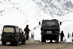 Binh sỹ Ấn Độ làm nhiệm vụ tại khu vực Tanghdar, Kashmir ngày 25/11. (Nguồn: AFP/TTXVN)