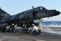 Binh sỹ Pháp chuẩn bị cho đợt xuất kích của máy bay chiến đấu trên tàu sân bay Charles-de-Gaulle ở phía đông Địa Trung Hải ngày 22/11. (Nguồn: AFP/TTXVN)