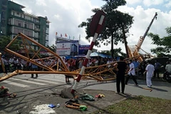 Hải Phòng: Cần cẩu bất ngờ đổ sập đè nát xe máy, một người chết