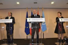 Bộ trưởng Ngoại giao Pháp Laurent Fabius (giữa) chủ trì buổi họp báo trưa ngày 10/11 tại Paris. (Ảnh: Bích Hà/Vietnam+)