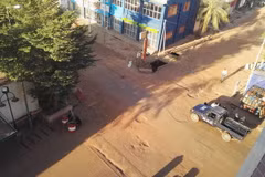 Cảnh sát Mali vây ráp bên ngoài khách sạn Radisson Blu ở Bamako ngày 20/11. (Nguồn: THX/TTXVN)