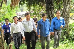 Đoàn thanh niên hai nước Việt-Lào thăm Khu di tích lịch sử đặc biệt của Cách mạng Lào tại Tuyên Quang. (Ảnh: TTXVN)