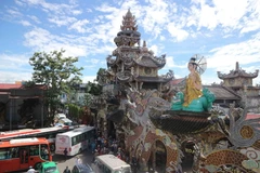 Khu vực chánh điện của chùa Linh Phước. (Ảnh: Nguyễn Dũng/TTXVN)