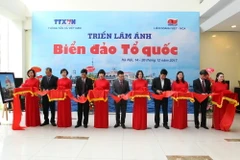 Lễ cắt băng khai mạc triển lãm. (Ảnh: Quốc Khánh/TTXVN)