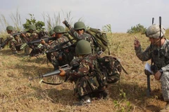 Binh sỹ Mỹ và Philippines tham gia một cuộc tập trận. (Nguồn: Business Insider)