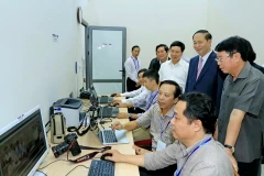 Chủ tịch nước Trần Đại Quang với cán bộ, phóng viên, biên tập viên TTXVN. (Ảnh: Nhan Sáng/TTXVN)