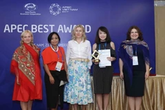 Ban tổ chức trao giải Mô hình kinh doanh sáng tạo nhất cho Nữ doanh nhân Việt Nam Hoàng Minh Nhật, người sáng lập chuỗi của hàng Bánh mỳ Minh Nhật. (Ảnh: Phương Hoa/TTXVN)