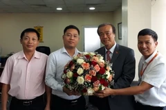 Đại sứ Việt Nam tại Tanzania Nguyễn Kim Doanh đến thăm chúc mừng Công ty Halotel nhân Ngày thành lập Quân đội nhân dân Việt Nam. (Ảnh: Dư Thanh Hưng/TTXVN)