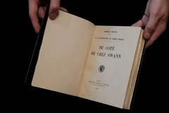 Bản gốc cuốn sách Swann's Way thuộc bộ tiểu thuyết 'In Search of Lost Time' của Marcel Proust được giới thiệu tại Paris, Pháp ngày 28/9. (Nguồn: AFP/TTXVN)