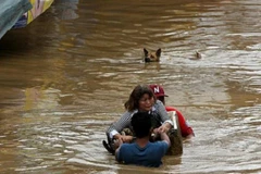 Bão Tembin gây gập lụt ở Philippines. (Nguồn: Daily Mail)