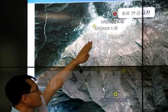 Giám đốc Cục động đất và núi lửa thuộc Cơ quan khí tượng Hàn Quốc công bố vị trí xảy ra trận động đất được cho là vụ thử bom H ở Triều Tiên ngày 3/9. (Nguồn: EPA/ TTXVN)