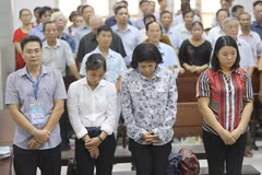 Các bị cáo trước vành móng ngựa. (Ảnh: Doãn Tấn/TTXVN)