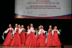 Màn biểu diễn chào mừng của đoàn múa Nghệ thuật Hàn lâm Quốc gia Beryozka (Liên bang Nga). (Ảnh: Quốc Khánh/TTXVN)