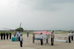 Một lễ hồi hương hài cốt quân nhân Hoa Kỳ mất tích trong chiến tranh ở Việt Nam. (Ảnh: Doãn Tấn/TTXVN)