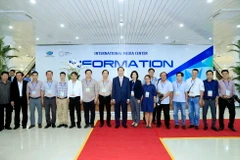 Chủ tịch nước Trần Đại Quang với cán bộ, phóng viên, biên tập viên TTXVN. (Ảnh: Nhan Sáng/TTXVN)