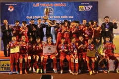 Trao Cúp vô địch cho đội Thành phố Hồ Chí Minh 1. (Ảnh: Nguyễn Thị Chinh/TTXVN)