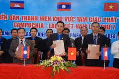 Quang cảnh ký kết biên bản tuyên bố chung diễn đàn thanh niên Khu vực Tam giác phát triển. (Ảnh: TTXVN)