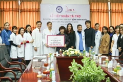 Đại diện Quỹ Vì Tầm vóc Việt trao tặng 300 triệu đồng cho Quỹ Vì bệnh nhân nghèo của Bệnh viện Phụ sản Trung ương. (Nguồn: Vietnam+)