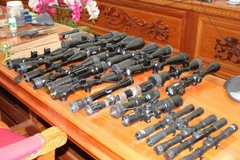 Tang vật một vụ tàng trữ trái phép vũ khí quân dụng quy mô lớn. (Nguồn: TTXVN)