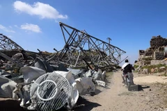 Cột tháp phát sóng bị hư hại sau các đợt không kích do liên quân Arab tiến hành tại thành phố Taez, Yemen. (Nguồn: AFP/TTXVN)