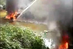 Lửa cháy ngùn ngụt sau khi người dân châm lửa. (Ảnh: Công an cung cấp)