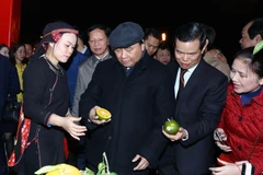 Thủ tướng Nguyễn Xuân Phúc thăm Khu trưng bày sản phẩm tiêu biểu của tỉnh Hà Giang nhân dịp thăm, làm việc và dự Hội nghị xúc tiến đầu tư tại tỉnh Hà Giang. (Ảnh: Thống Nhất/TTXVN)