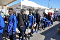 Người di cư tại căn cứ hải quân ở Tripoli, Libya ngày 13/10 sau khi được cứu trên biển. (Nguồn: AFP/TTXVN)