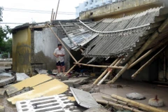 Kiốt bán hàng ở thị trấn Thịnh Long, huyện Hải Hậu, tỉnh Nam Định bị ảnh hưởng nặng sau bão. (Ảnh: Nguyễn Lành/TTXVN)