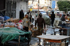 Hiện trường cuộc xung đột giữa phiến quân Houthi và lực lượng của cựu Tổng thống Yemen Ali Abdullah Saleh gần tư dinh của ông Saleh ở Sanaa ngày 4/12. (Nguồn: THX/TTXVN)