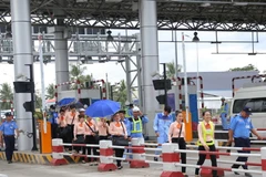 Các nhân viên thu vé đồng loạt rời trạm. (Ảnh: Nam Thái/TTXVN)