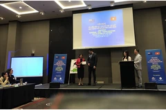 Trao giải các gói du lịch Thành phố Hồ Chí Minh cho đại biểu tham dự rút thăm trúng thưởng. (Ảnh do Đại sứ quán Việt Nam tại New Zealand cung cấp)