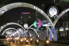 Cổng chào với biểu tượng của Tuần lễ cấp cao APEC 2017 được trang trí trên các tuyến đường tại Đà Nẵng. (Ảnh: Trần Lê Lâm/TTXVN) 