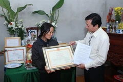 Đinh Hữu Dư trên đường tác nghiệp (Ảnh: Nội san TTXVN)