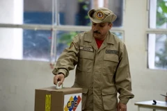 Cử tri Venezuela bỏ phiếu bầu cử địa phương tại Caracas ngày 10/12. (Nguồn: AFP/TTXVN)