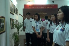 Các học sinh, sinh viên kiều bào tham quan nhà trưng bày tại Khu di tích lăng cụ Phó bảng Nguyễn Sinh Sắc. (Ảnh: Chương Đài/TTXVN)