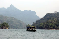 Du lịch trên hồ Ba Bể. (Ảnh: Hữu Oai/TTXVN)