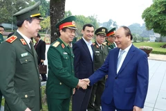 Thủ tướng Nguyễn Xuân Phúc và cán bộ Ban quản lý Lăng Chủ tịch Hồ Chí Minh. (Ảnh: Thống Nhất/TTXVN)