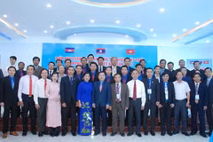 Đoàn thanh niên 3 nước chụp hình lưu niệm cùng lãnh đạo tỉnh Bình Phước. (Ảnh: Đậu Tất Thành/TTXVN)