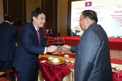 Ông Nguyễn Đắc Vinh, Ủy viên Trung ương Đảng, Bí thư Tỉnh ủy Nghệ An chúc mừng Tổng Bí thư, Chủ tịch nước Cộng hòa Dân chủ Nhân dân Lào Bounnhang Vorachith. (Ảnh: Doãn Tấn/TTXVN)