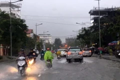 Tuyến phố Lý Thường Kiệt-Hoàng Hoa Thám ở vị trí tương đối cao nhưng cũng bị ngập lụt. (Ảnh: Quốc Việt/TTXVN)