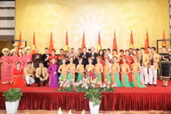 Tổng Bí thư Nguyễn Phú Trọng và Chủ tịch nước Trần Đại Quang cùng Tổng Bí thư, Chủ tịch Trung Quốc Tập Cận Bình với các nghệ sỹ. (Ảnh: Trí Dũng/TTXVN)