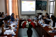 Chủ tịch Ủy ban Nhân dân thành phố Võ Thành Thống làm việc với đại diện Tập đoàn YK (Hàn Quốc). (Ảnh: Thanh Liêm/TTXVN)