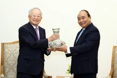 Thủ tướng Nguyễn Xuân Phúc tặng quà lưu niệm cho ông Sohn Kyung Shik, Chủ tịch Tập đoàn CJ (Hàn Quốc). (Ảnh: Thống Nhất/TTXVN)