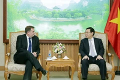 Phó Thủ tướng Chính phủ Vương Đình Huệ tiếp ông Paul Greenwood, Phó Chủ tịch Tập đoàn Exxon Mobil (Hoa Kỳ) phụ trách khí và năng lượng đang thăm và làm việc tại Việt Nam. (Ảnh: Nguyễn Dân/TTXVN)