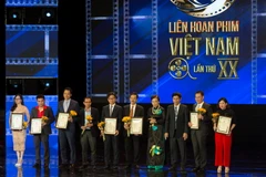 Đại diện CGV (thứ hai từ phải sang) trên sân khấu cảm ơn nhà tài trợ tại Liên hoan phim. (Nguồn: CGV)