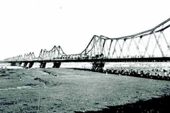 Cầu Doumer - nay là cầu Long Biên. (Ảnh: Trung tâm Lưu trữ Quốc gia I)